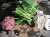 菠菜口蘑肉丝面的做法步骤1