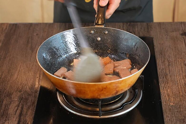 午餐肉怎么炒好吃 蒜苗炒午餐肉的家常做法
