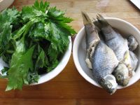 芹香豆瓣鲫鱼的做法步骤1