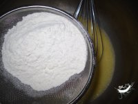 原味戚风蛋糕的做法步骤4