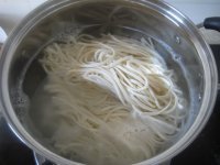西红柿香肠炒面的做法步骤3