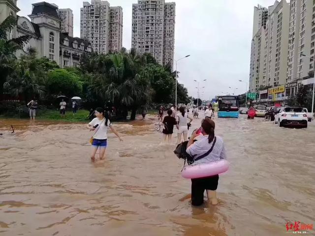 乐山大佛遭暴雨暂停接待游客 千佛岩景区万象亭被冲毁