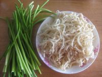 蒜苔肉丝炒饼的做法步骤1
