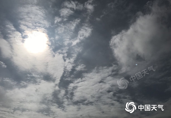 重庆在阴雨中迎国庆中秋长假