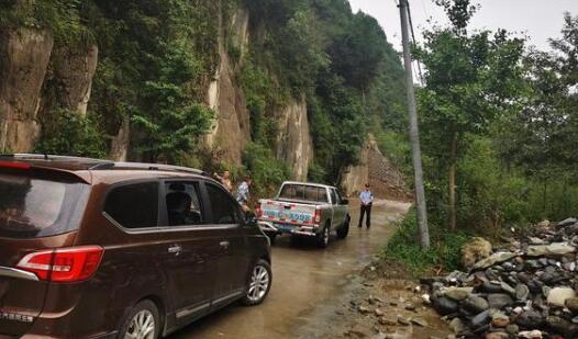 今早北川一路段发生山体滑坡 目前正紧急抢修中请绕行