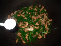 韭菜花炒河虾的做法步骤8