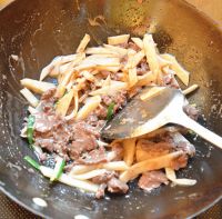 酸笋炒牛肉的做法步骤12