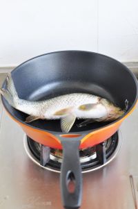 鲫鱼豆腐汤的做法步骤2