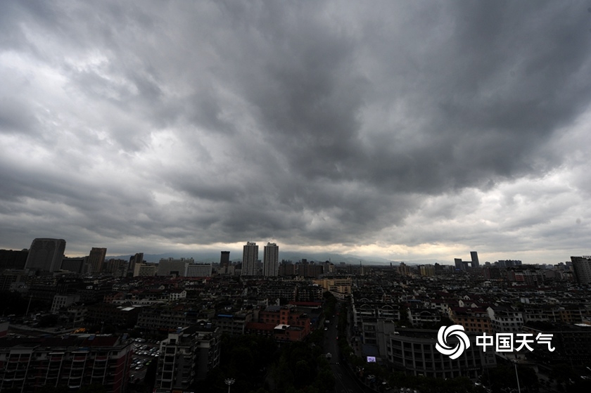 台风“黑格比”携风雨来袭 浙江树木倒伏水位上涨