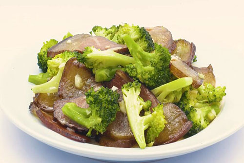 腊肉小炒西兰花的做法 腊肉小炒西兰花怎么做