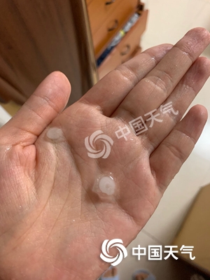 三预警齐发！北京今夜电闪雷鸣风雨齐袭 明天白天仍有雷雨侵扰