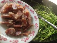 藜蒿炒香肠的做法步骤6