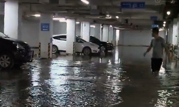 重庆强降雨致一车库被淹 未来三天仍将持续多雨