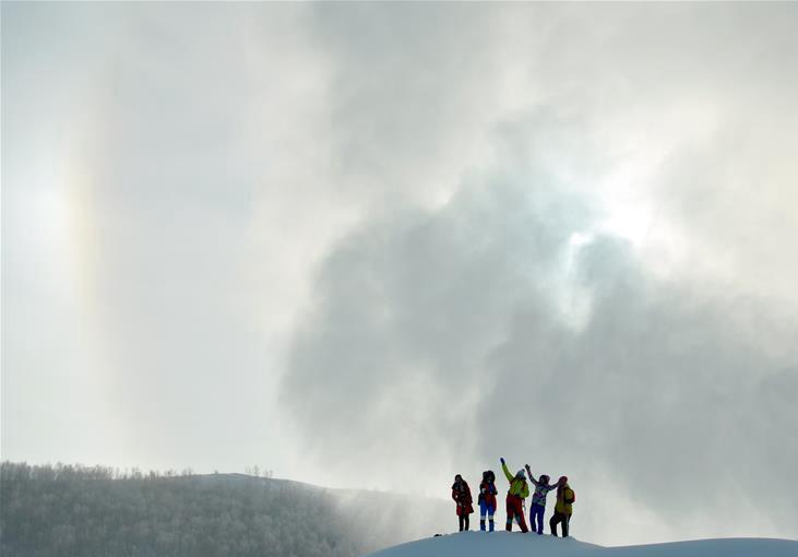 内蒙古牙克石举办凤凰山开雪节 场面壮观