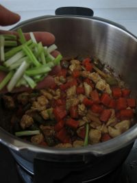 鸡丁炒泡菜的做法步骤7