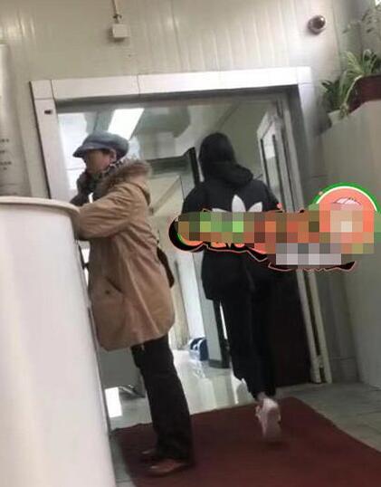 郑爽现身法院是怎么回事 郑爽疑起诉张恒是什么情况