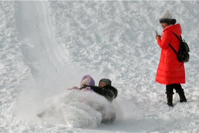 内蒙古牙克石举办凤凰山开雪节 场面壮观
