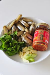 火爆蛏子的做法步骤1
