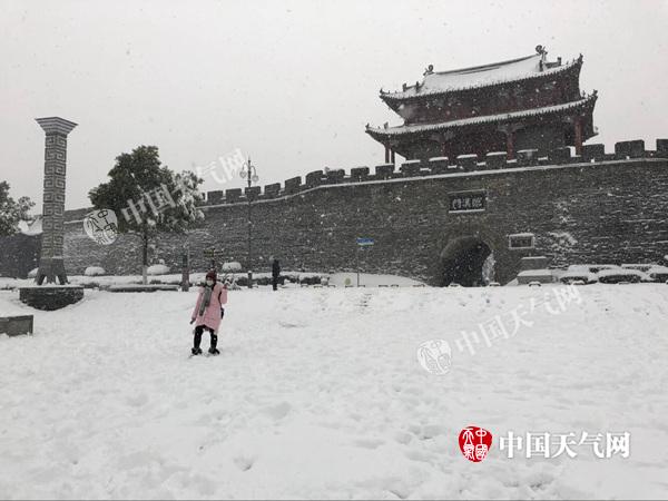 湖北再遭雨雪大风降温天气 多条高速被管制交通受阻