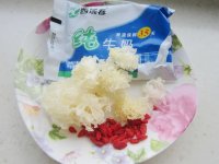 鲫鱼银耳汤的做法步骤1