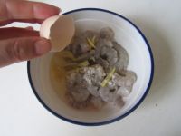 菠萝油条虾的做法步骤2