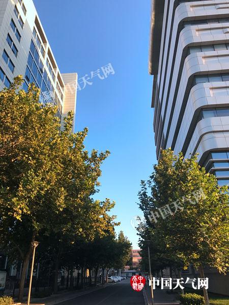 京城北风吹来蓝天吹不走夏天 入秋或得等下周