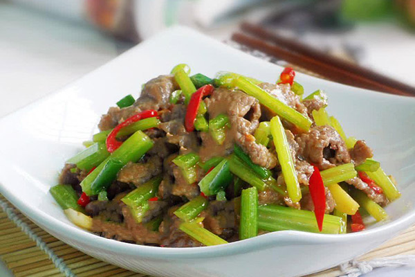 芹菜怎么做好吃 芹菜炒牛肉的家常做法