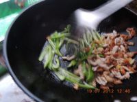 平菇炒肉的做法步骤15