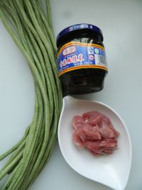 橄榄肉末炒豆角的做法步骤1