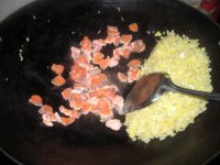 三文鱼炒饭的做法步骤8