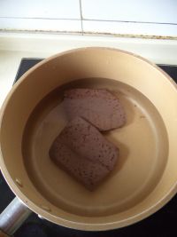 酸菜鸭血冻豆腐的做法步骤3