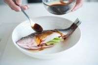 柠香蒸鲈鱼的做法步骤3