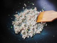 肉末炒油条的做法步骤6