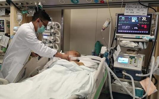 7月厦门天气依旧炎热难耐 市内医院接诊中暑患者增多