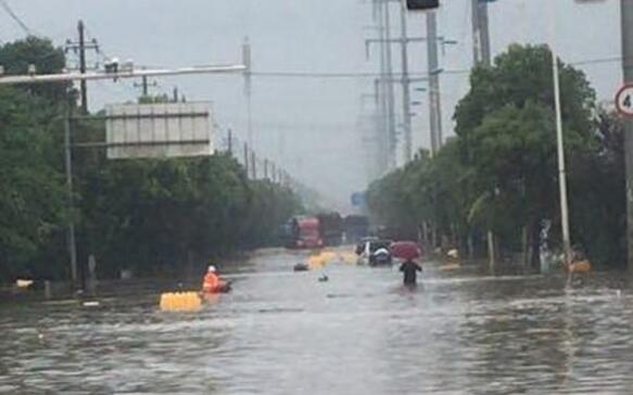 南昌暴雨市区多处积水严重 81条公交线路停运10条改道