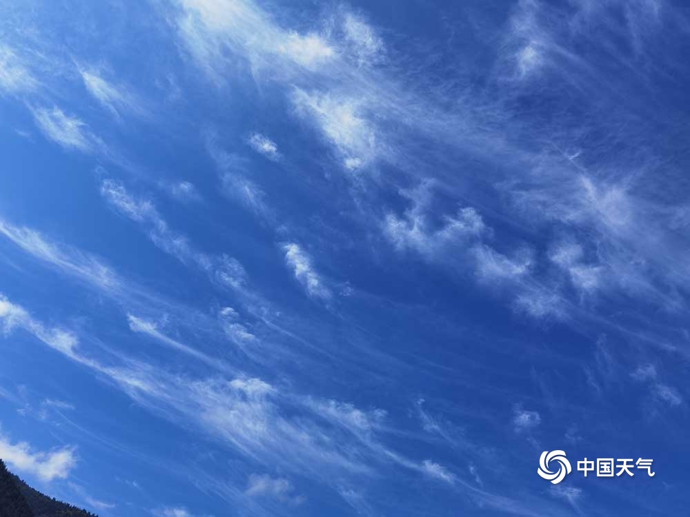 甘肃夏河现钩卷云 与蓝天相映成趣