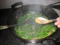 回锅肉炒蒜苔的做法步骤8