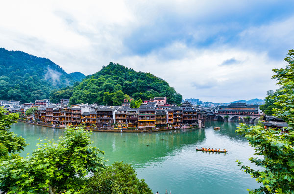 凤凰古城距长沙多远 从长沙到凤凰古城怎么坐车