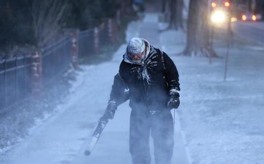 美国中西部遭强寒潮袭击 48小时降温可达30℃以上