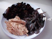 木耳腐竹炒虾仁的做法步骤1