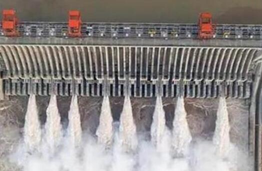 三峡水库迎建库以来最大入库流量 目前已开启11孔泄洪