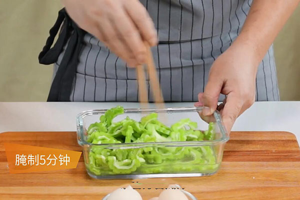苦瓜怎么做好吃 苦瓜炒鸡蛋的做法
