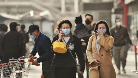 沙尘前锋进入北京！大风扬沙让北京能见度降低