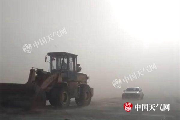 内蒙古锡林郭勒大风沙尘遮天蔽日 局地能见度不足1公里
