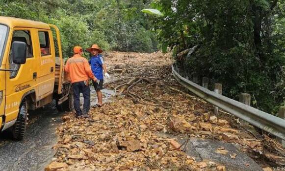 受连日暴雨的影响 广西仍有12条公路因山体滑坡交通中断