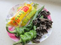 日本豆腐烧青椒木耳的做法步骤1