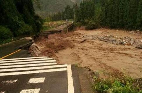 都江堰蒲阳街道石瓮村发生山洪 当地紧急转移406人目前无人员伤亡