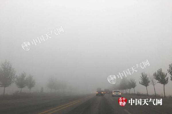 辽宁遭浓雾多条高速封闭 周末冷空气抵达累计降温8-10℃