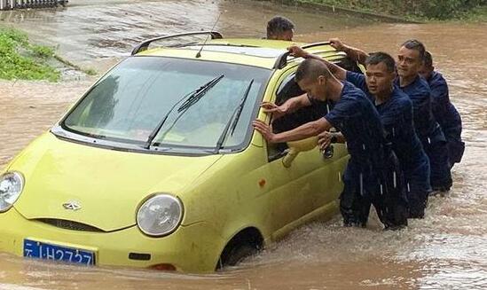 云南普洱暴雨引发山洪泥石流 已造成1人死亡仍有11人被困