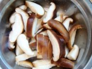 香菇白菜炒肉的做法步骤3